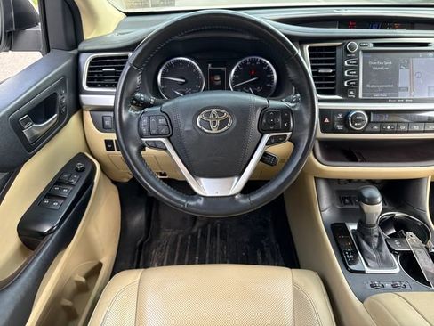 Used 2018 Toyota Highlander Limited image 19