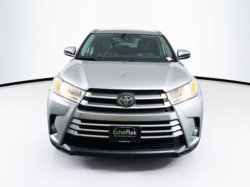 Used 2019 Toyota Highlander XLE image 2