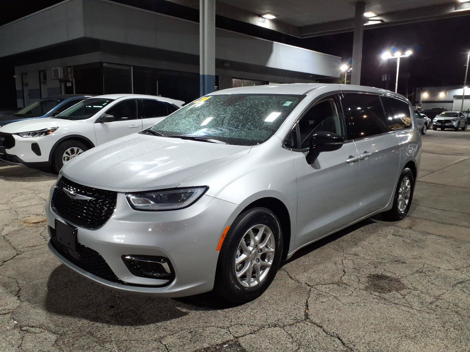 Used 2024 Chrysler Pacifica Touring-L FWD image 7