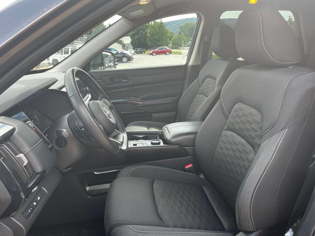 Used 2025 Nissan Pathfinder SV AWD/4WD image 9