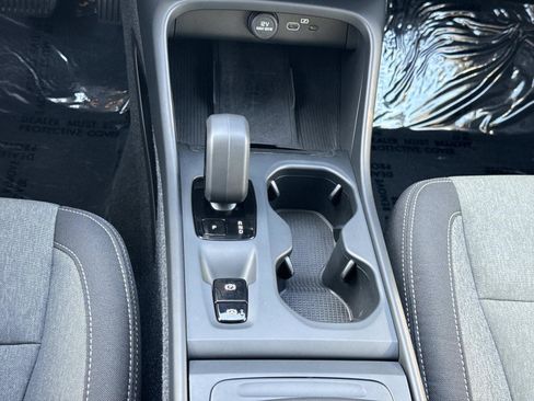 Used 2024 Volvo XC40 B5 Core image 7