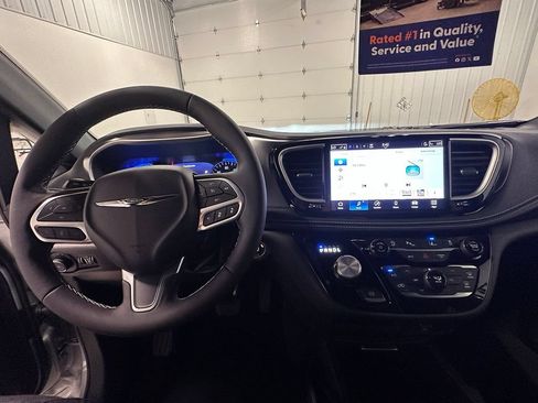 Used 2026 Chrysler Pacifica Select FWD image 45