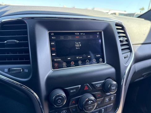 Used 2018 Jeep Grand Cherokee Laredo RWD image 32