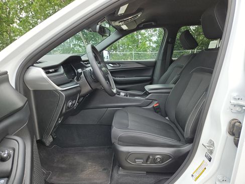 Used 2024 Jeep Grand Cherokee Laredo RWD image 9