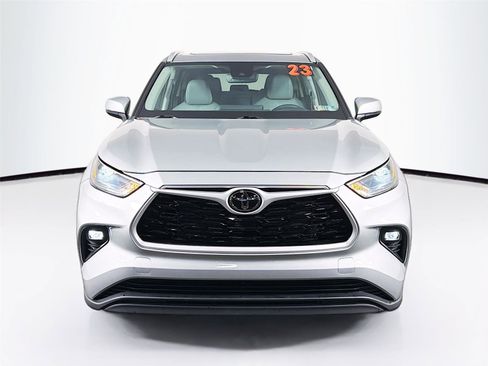 Used 2023 Toyota Highlander XLE image 2