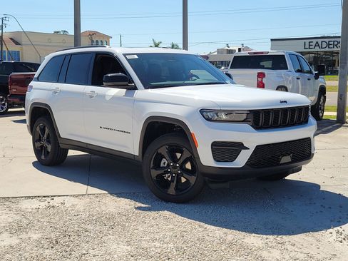New 2025 Jeep Grand Cherokee Altitude image 1
