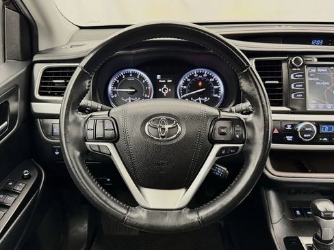 Used 2019 Toyota Highlander XLE AWD/4WD image 11