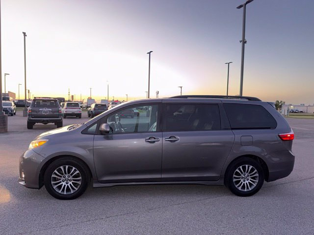 Used 2019 Toyota Sienna XLE FWD image 3