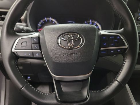 Used 2022 Toyota Highlander LE AWD/4WD image 18