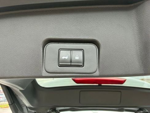Used 2025 Nissan Rogue SV FWD image 19