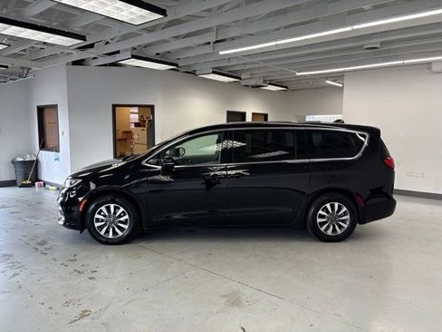 Used 2024 Chrysler Pacifica Limited FWD image 5