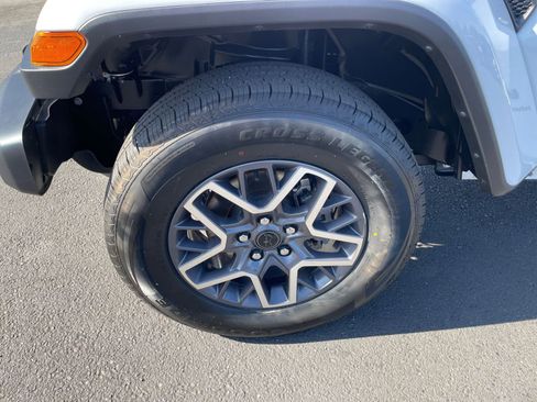 Used 2025 Jeep Wrangler Sahara image 29