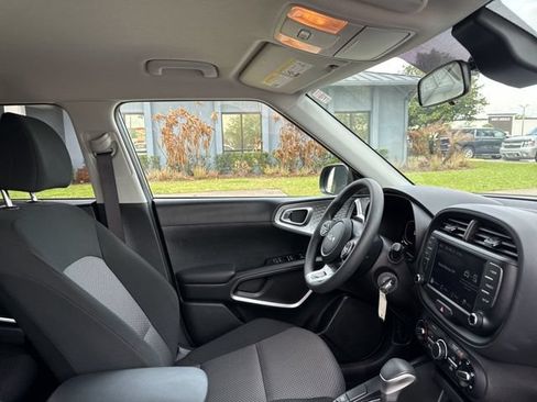 Used 2025 Kia Soul LX w/ LX Technology Package FWD image 11