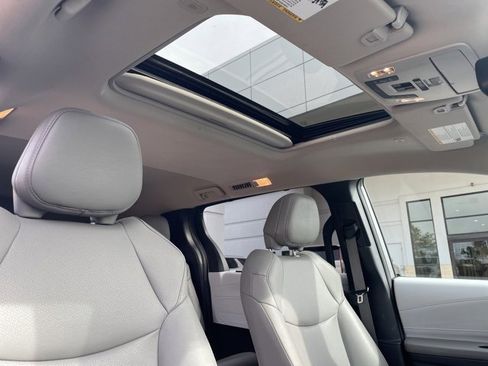 Used 2025 Toyota Sienna XLE image 28