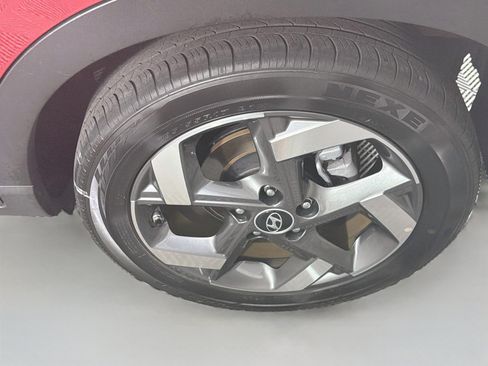 Used 2025 Hyundai Venue SEL FWD image 11