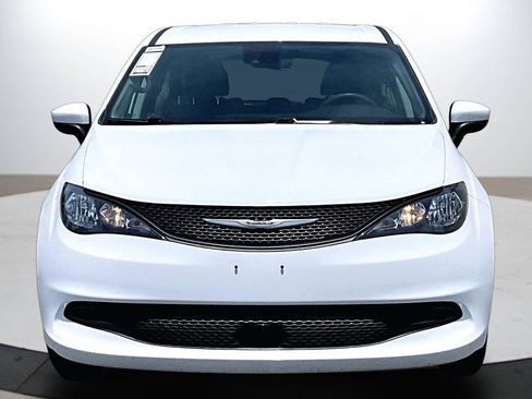 Certified 2023 Chrysler Voyager LX FWD image 3
