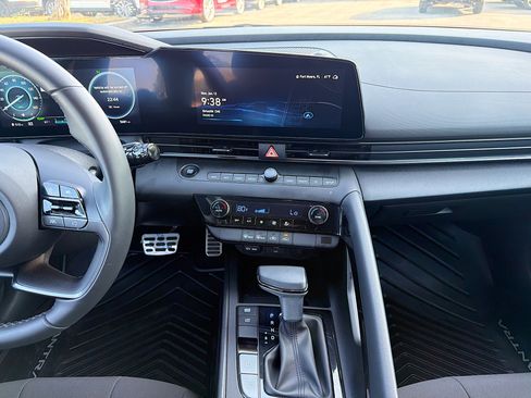Used 2025 Hyundai Elantra SEL image 19