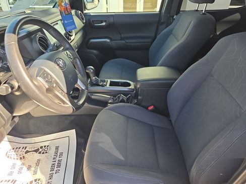 Used 2019 Toyota Tacoma TRD Off-Road w/ Technology Package AWD/4WD image 12