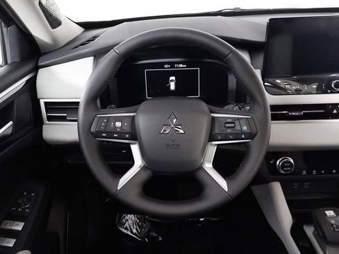 New 2025 Mitsubishi Outlander SE image 39
