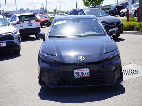 Used 2025 Toyota Camry SE w/ Convenience Package FWD image 4