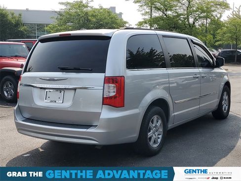 Used 2011 Chrysler Town & Country Touring image 4
