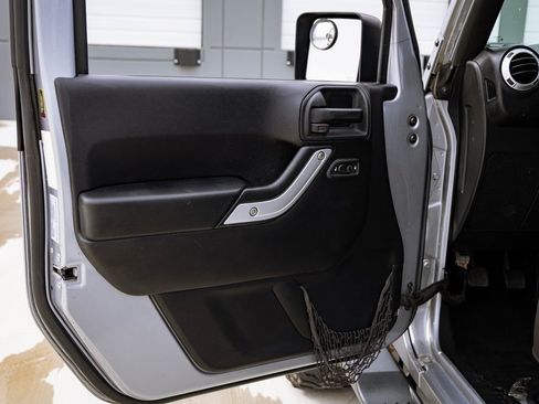 Used 2015 Jeep Wrangler Unlimited Sahara w/ Dual Top Group image 17