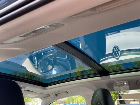 Certified 2022 Volkswagen Tiguan SE w/ Panoramic Sunroof Package image 19