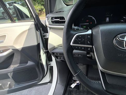 Certified 2021 Toyota Sienna XLE FWD image 11