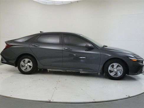Used 2024 Hyundai Elantra SE image 9