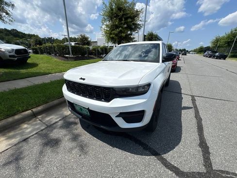 Used 2023 Jeep Grand Cherokee Altitude AWD/4WD image 2