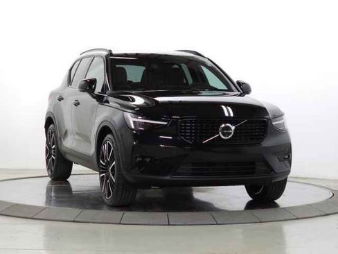 Used 2025 Volvo XC40 B5 Ultra image 1