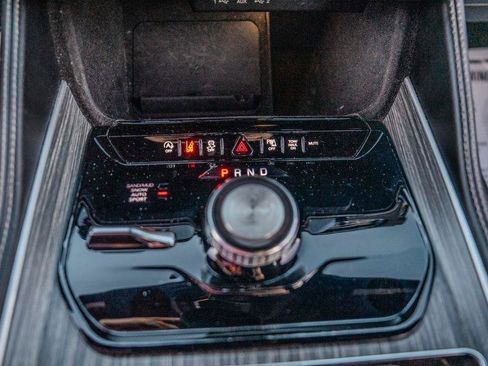 Used 2024 Jeep Wagoneer L Series II w/ Flexible Seating Group AWD/4WD image 33