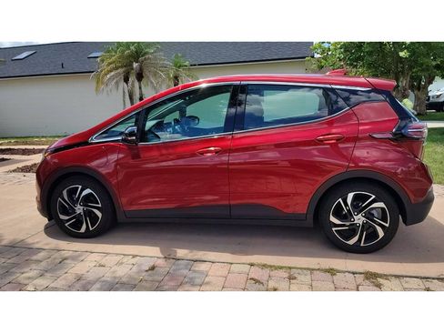 Used 2023 Chevrolet Bolt LT w/ Infotainment Package FWD image 2