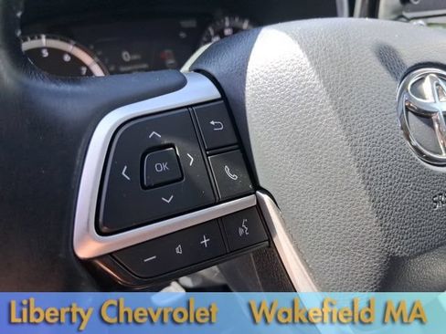 Used 2023 Toyota Highlander XLE AWD/4WD image 24