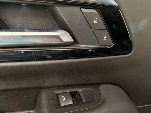 Used 2025 Chevrolet Suburban Z71 image 16