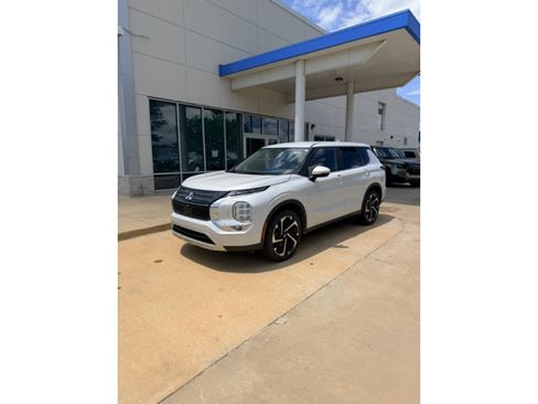 Used 2023 Mitsubishi Outlander SE AWD/4WD image 2
