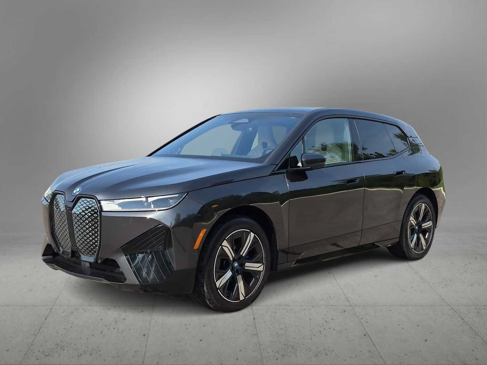 Used 2024 BMW iX xDrive50 w/ Sport Package AWD/4WD image 2