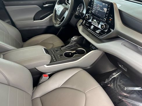 Used 2022 Toyota Highlander XLE AWD/4WD image 20