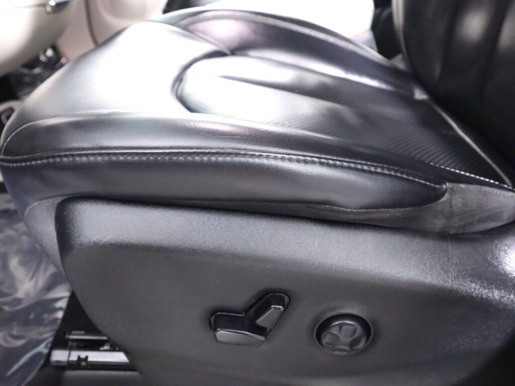 Used 2020 Chrysler Voyager Lxi FWD image 27