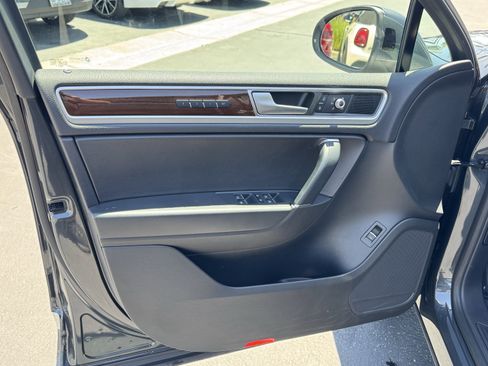 Used 2015 Volkswagen Touareg VR6 AWD/4WD image 12