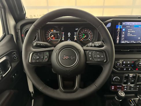 Used 2025 Jeep Wrangler Unlimited Rubicon image 12