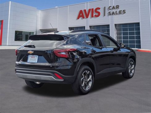 Used 2025 Chevrolet Trax LT w/ LT Convenience Package image 6