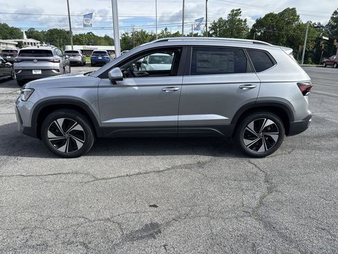 New 2025 Volkswagen Taos SE image 3