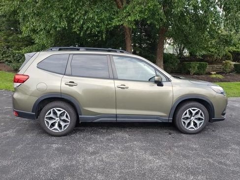 Used 2024 Subaru Forester Premium AWD/4WD image 2