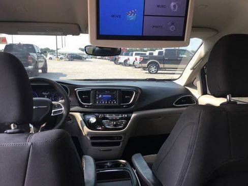 Used 2018 Chrysler Pacifica Touring Plus w/ Tire & Wheel Group FWD image 13