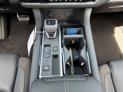 New 2026 Nissan Pathfinder SL FWD image 5