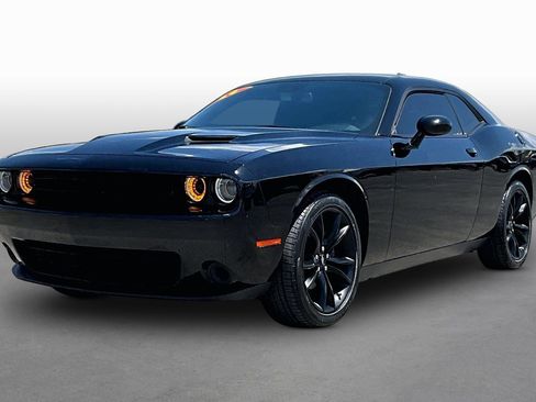 Used 2019 Dodge Challenger SXT RWD image 1