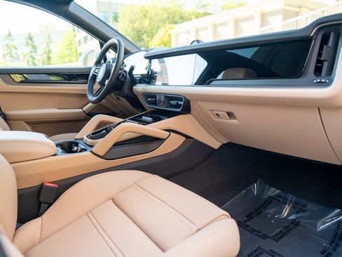 Certified 2025 Porsche Cayenne E-Hybrid Coupe AWD/4WD image 21