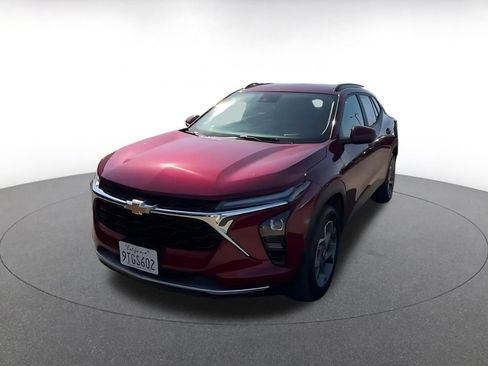 Used 2025 Chevrolet Trax LT FWD image 4