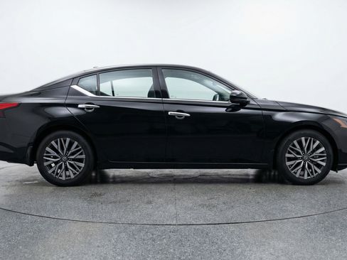 Used 2025 Nissan Altima 2.5 SV FWD image 11